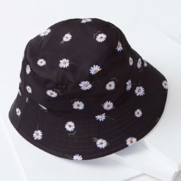 Alice + Olivia Reversible Daisy Bucket Hat NWT - Picture 5 of 5